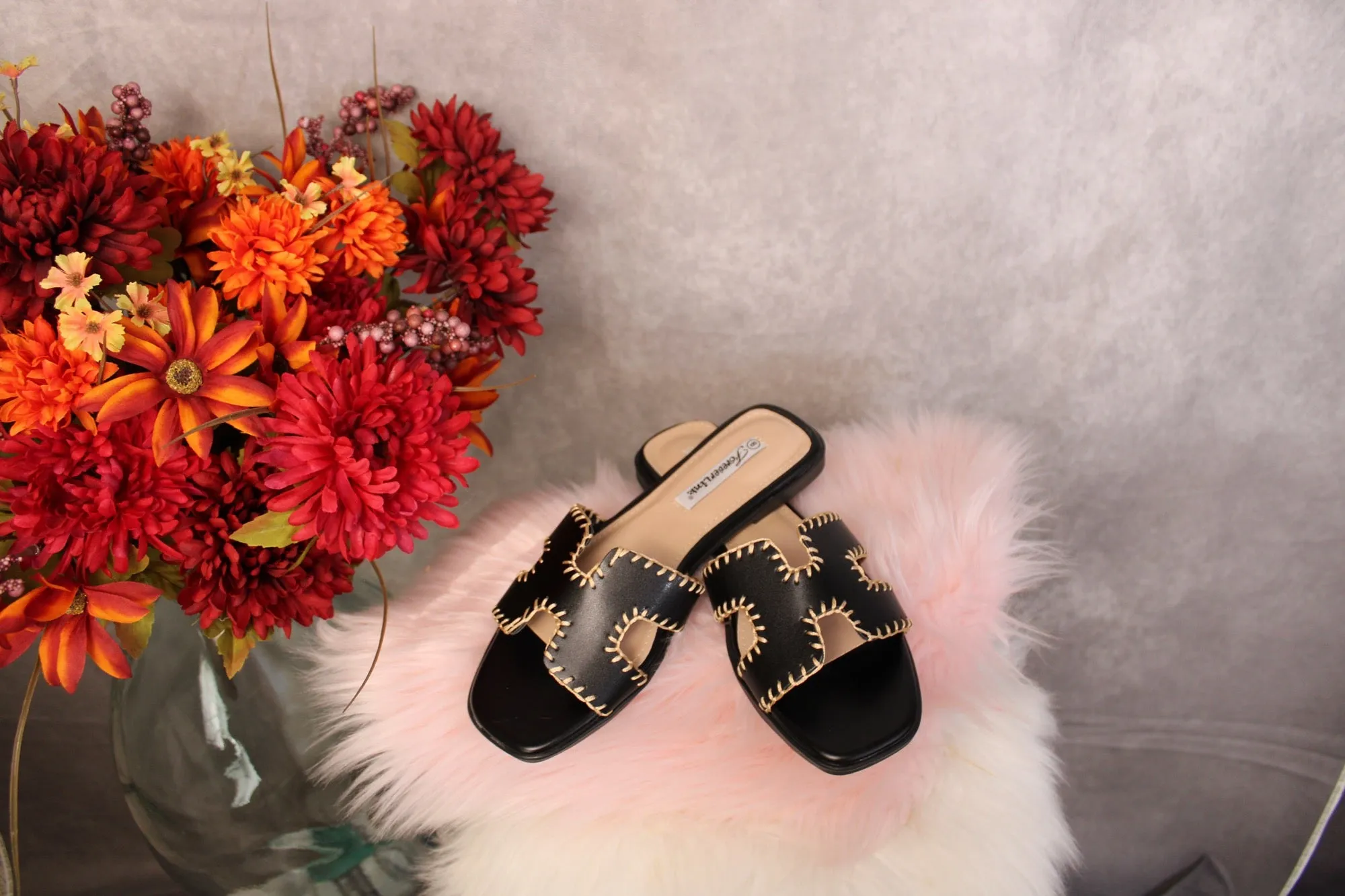 CUT UPPER SANDAL