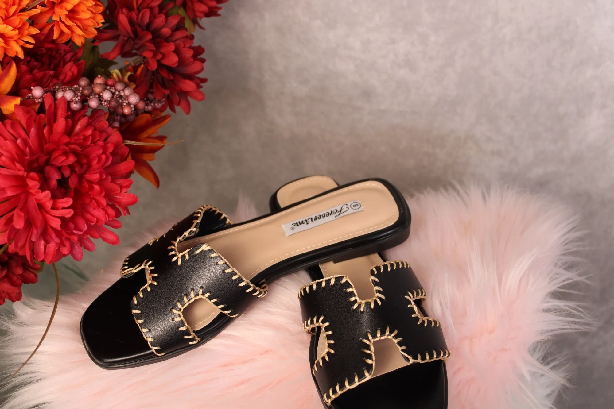 CUT UPPER SANDAL