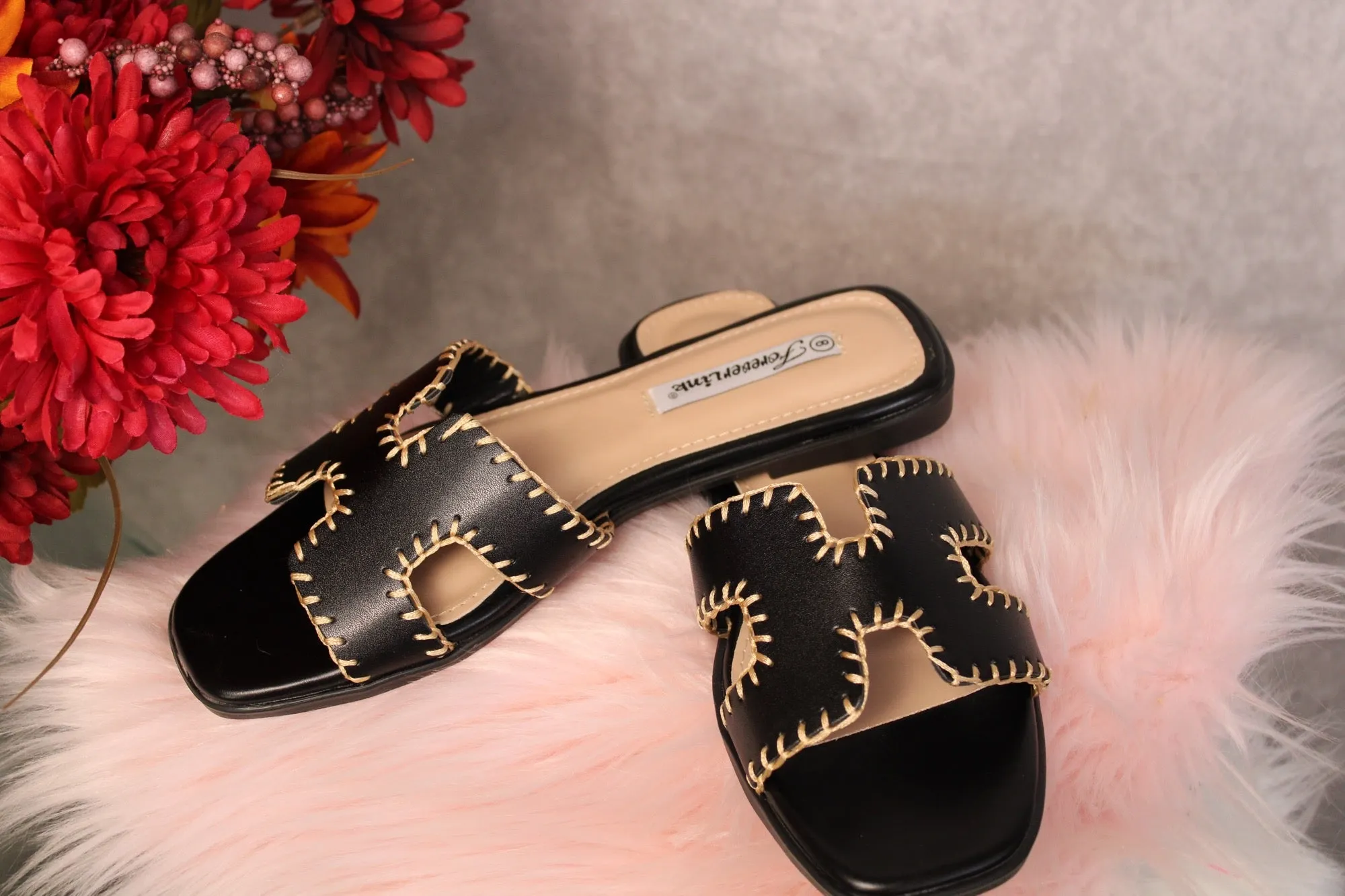 CUT UPPER SANDAL