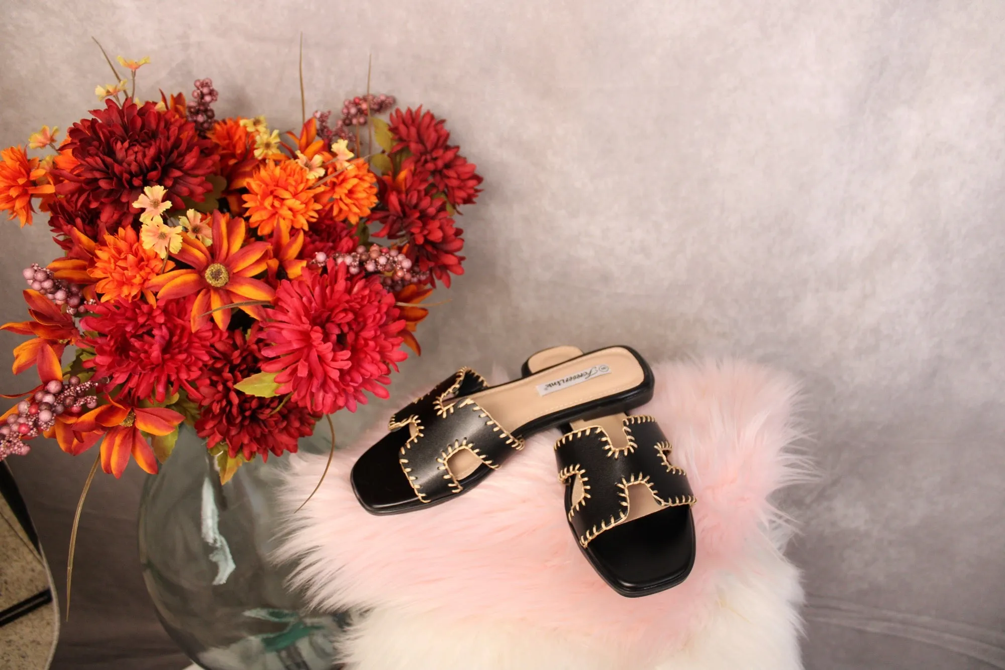 CUT UPPER SANDAL