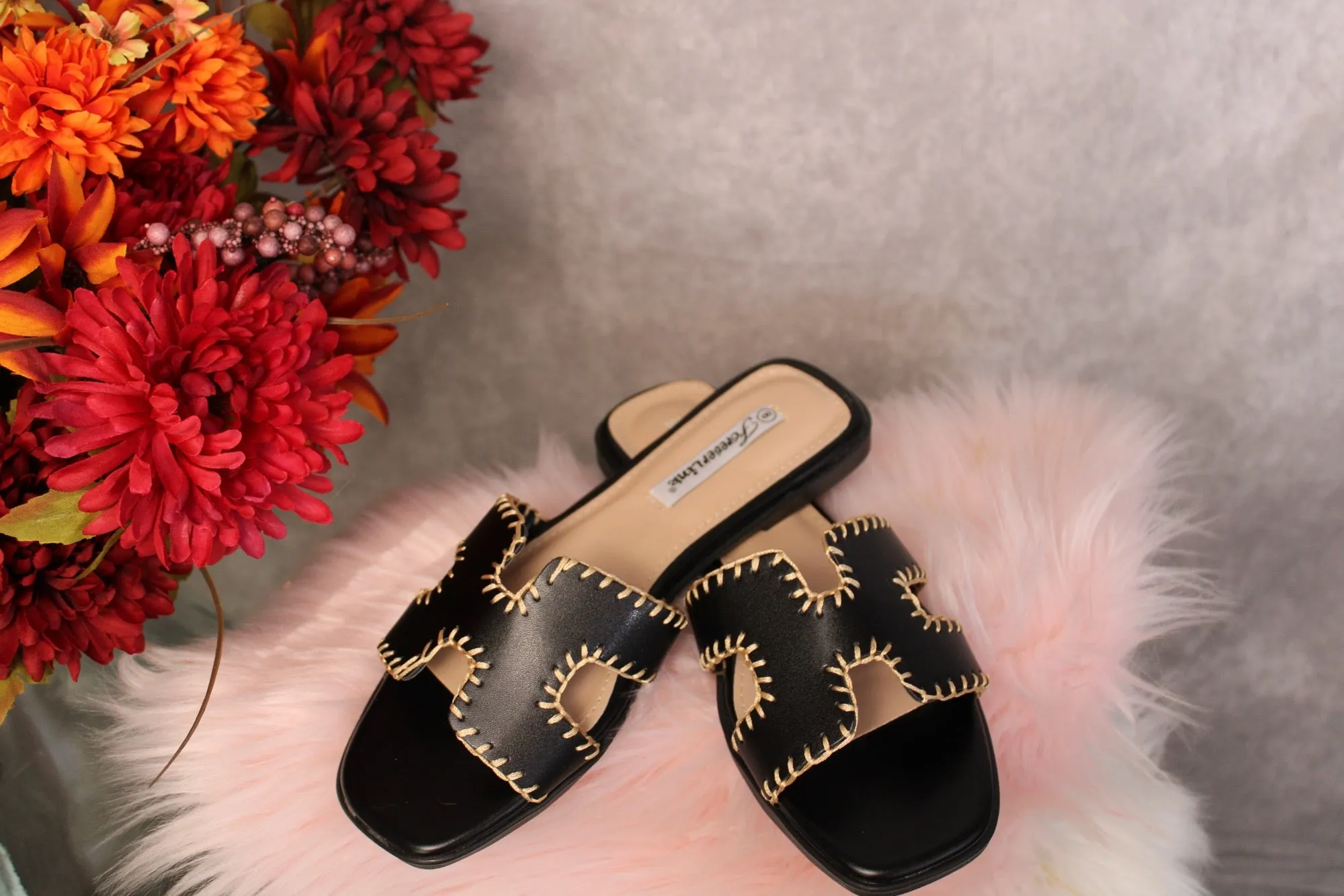 CUT UPPER SANDAL