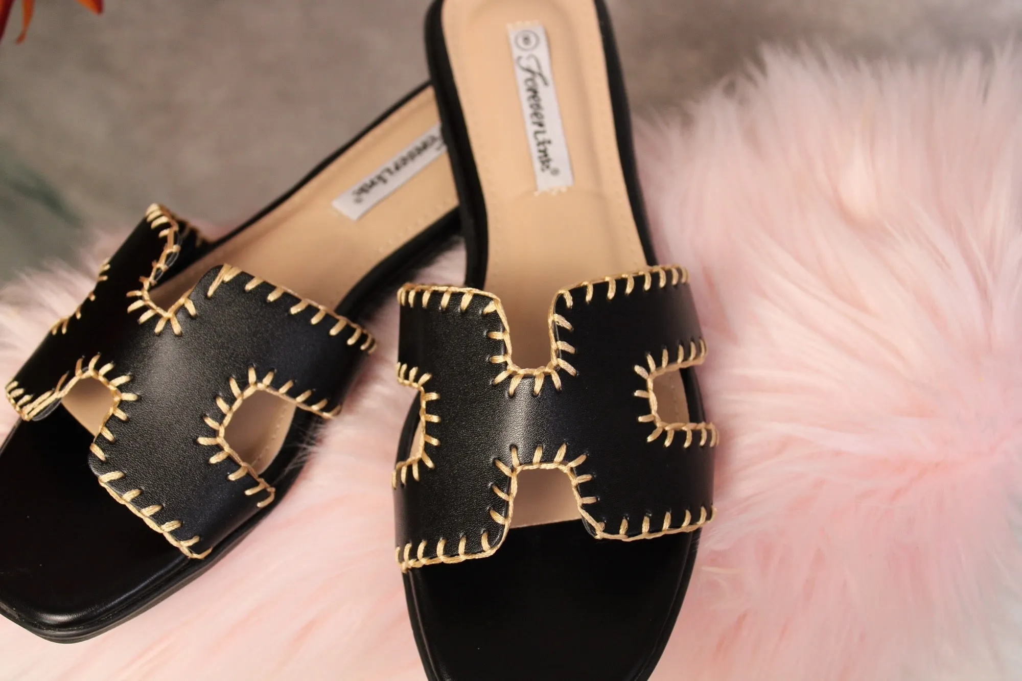 CUT UPPER SANDAL