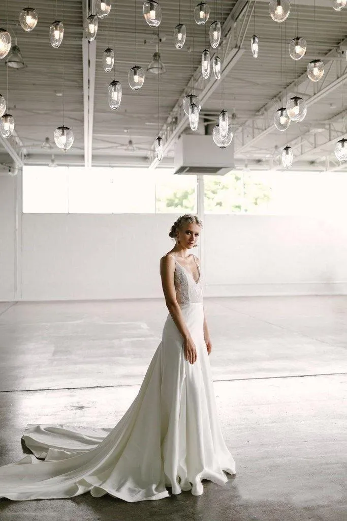 Elegant A-Line V Neck Spaghetti Straps Wedding Dresses with Lace TN181