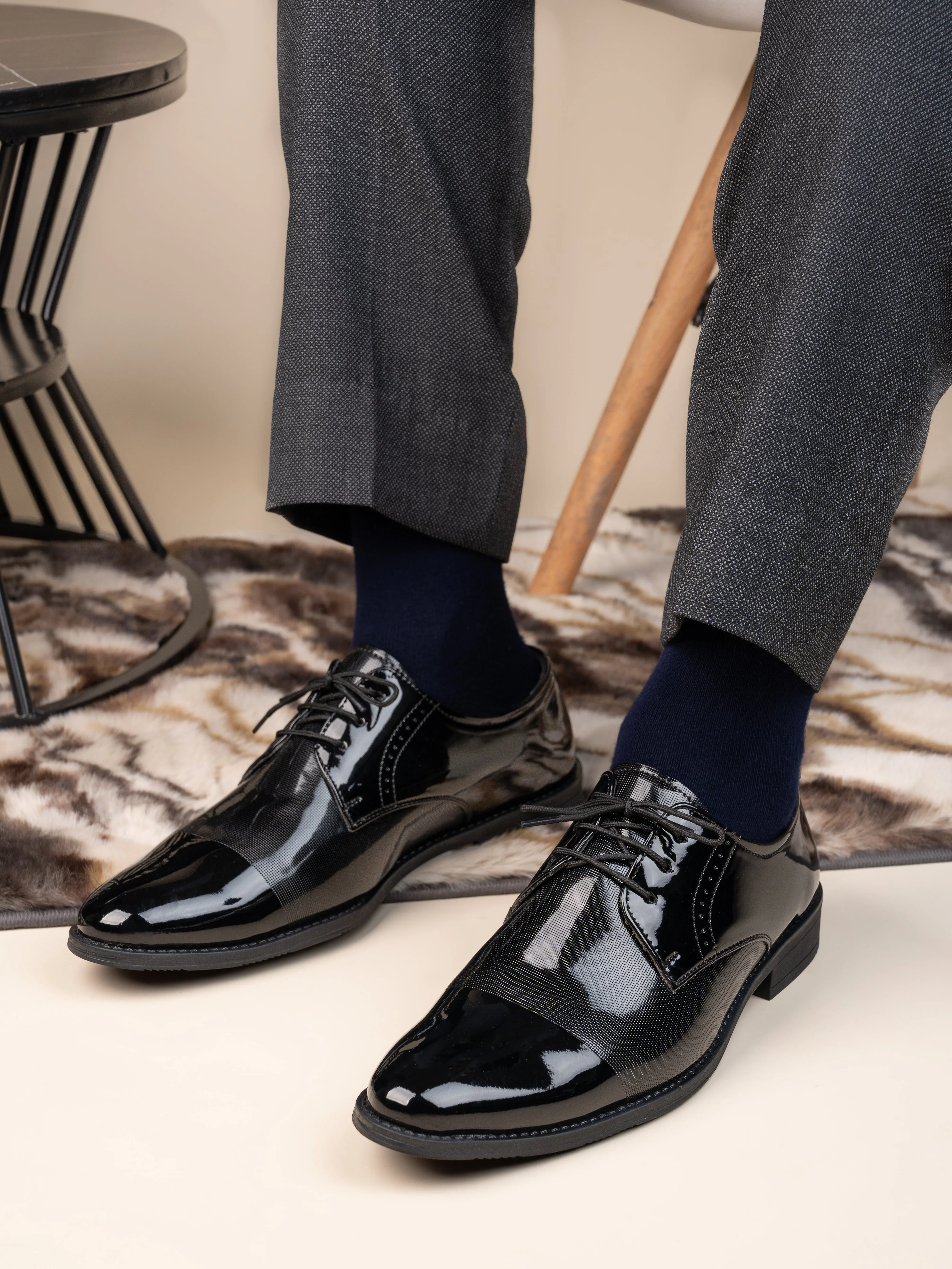 Hydes and Hues Men Round-Toe Derbys Black