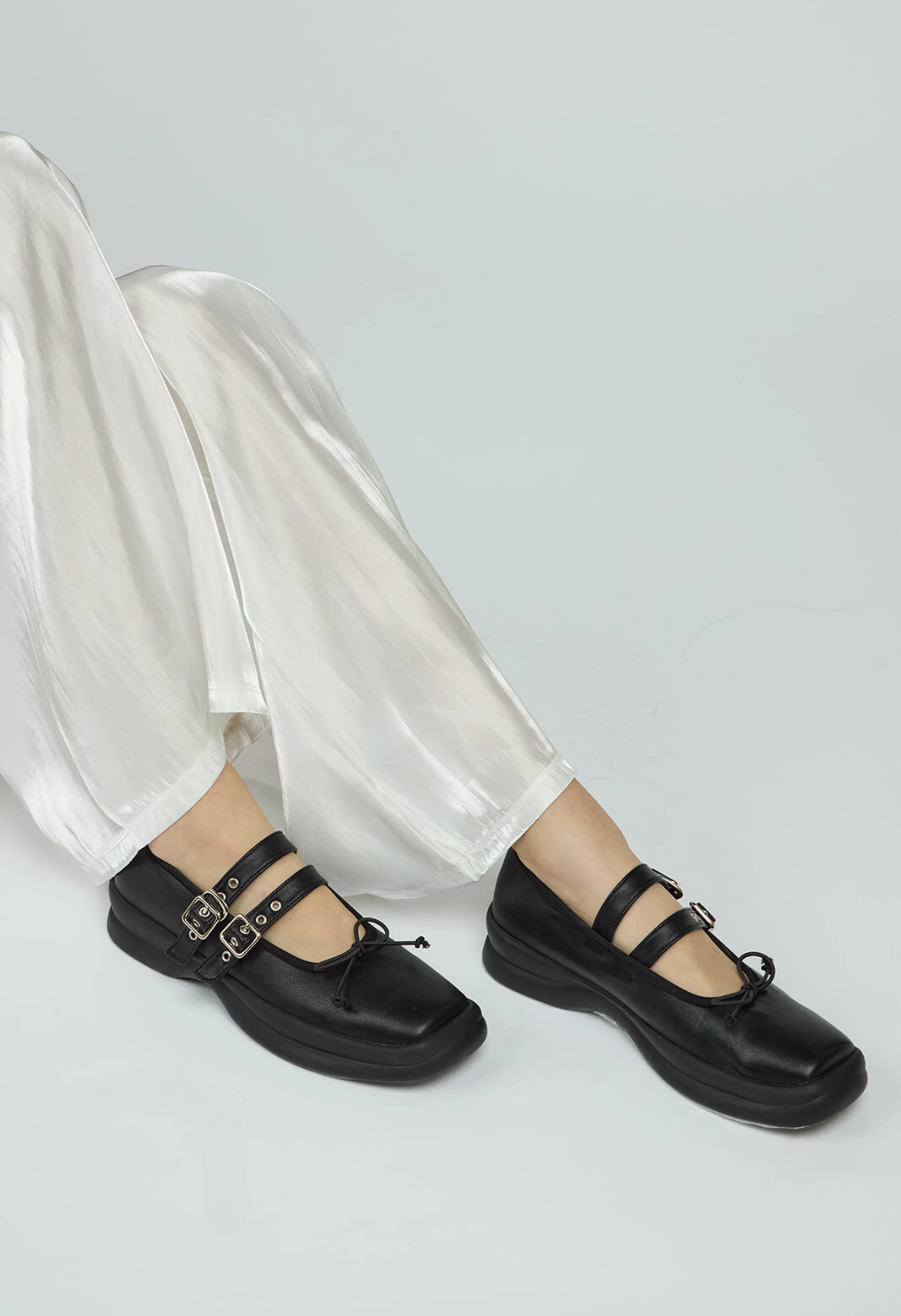 Phapos Flat in Black
