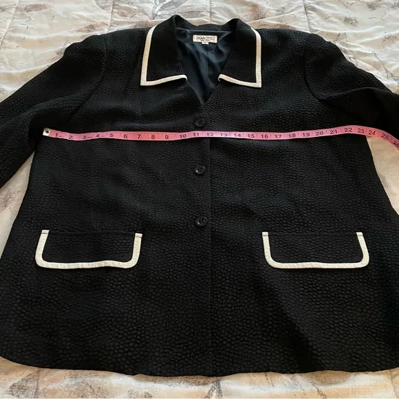 Tamotsu Vintage Y2K black with white detailing crepe 3 buttons blazer, size 1X