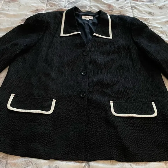 Tamotsu Vintage Y2K black with white detailing crepe 3 buttons blazer, size 1X