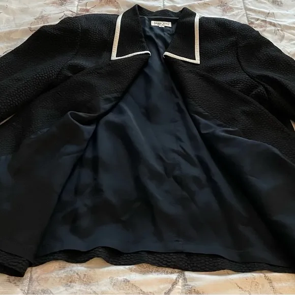 Tamotsu Vintage Y2K black with white detailing crepe 3 buttons blazer, size 1X