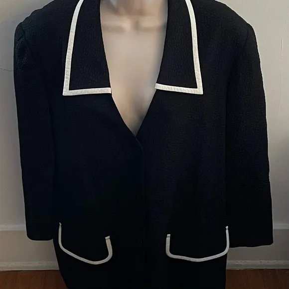 Tamotsu Vintage Y2K black with white detailing crepe 3 buttons blazer, size 1X