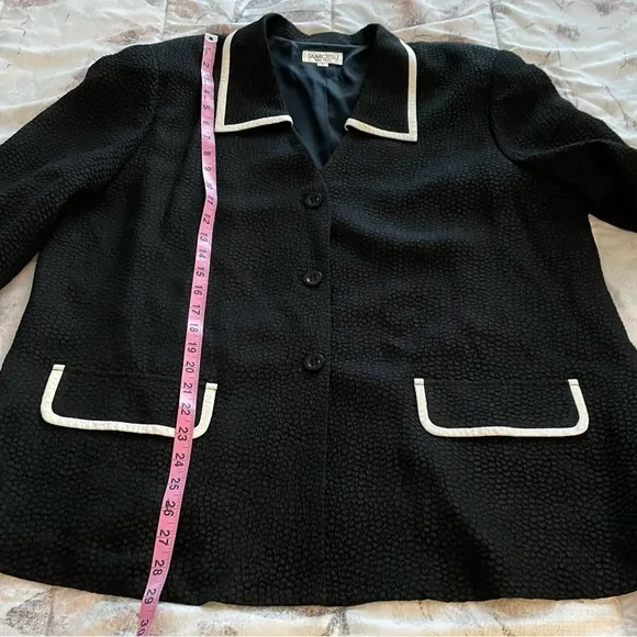Tamotsu Vintage Y2K black with white detailing crepe 3 buttons blazer, size 1X