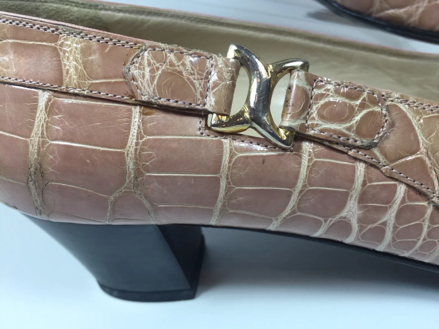 VINTAGE Circa 1960s Helene Arpels Pink Croc Shoes with Gold Detail Size 7 1/2