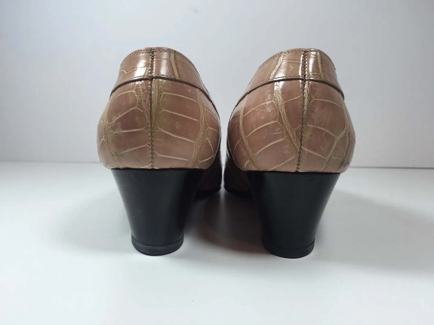 VINTAGE Circa 1960s Helene Arpels Pink Croc Shoes with Gold Detail Size 7 1/2