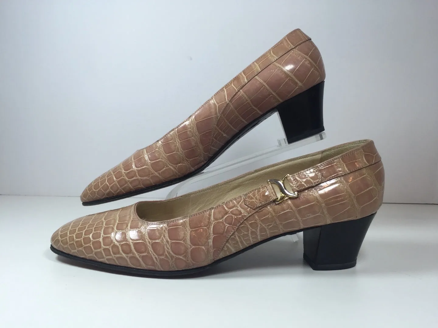 VINTAGE Circa 1960s Helene Arpels Pink Croc Shoes with Gold Detail Size 7 1/2