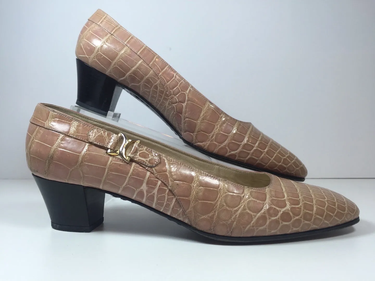 VINTAGE Circa 1960s Helene Arpels Pink Croc Shoes with Gold Detail Size 7 1/2