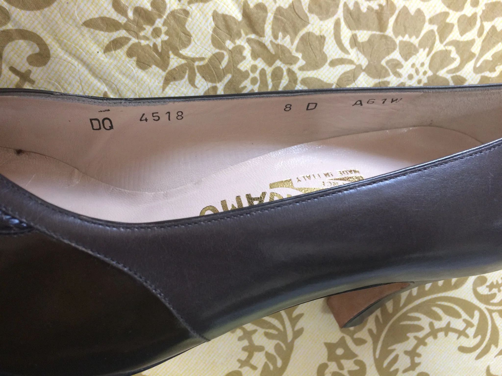Vintage Salvatore Ferragamo charcoal gray and dark brown leather pumps with snakeskin, classic pointy heel shoes. US 8D