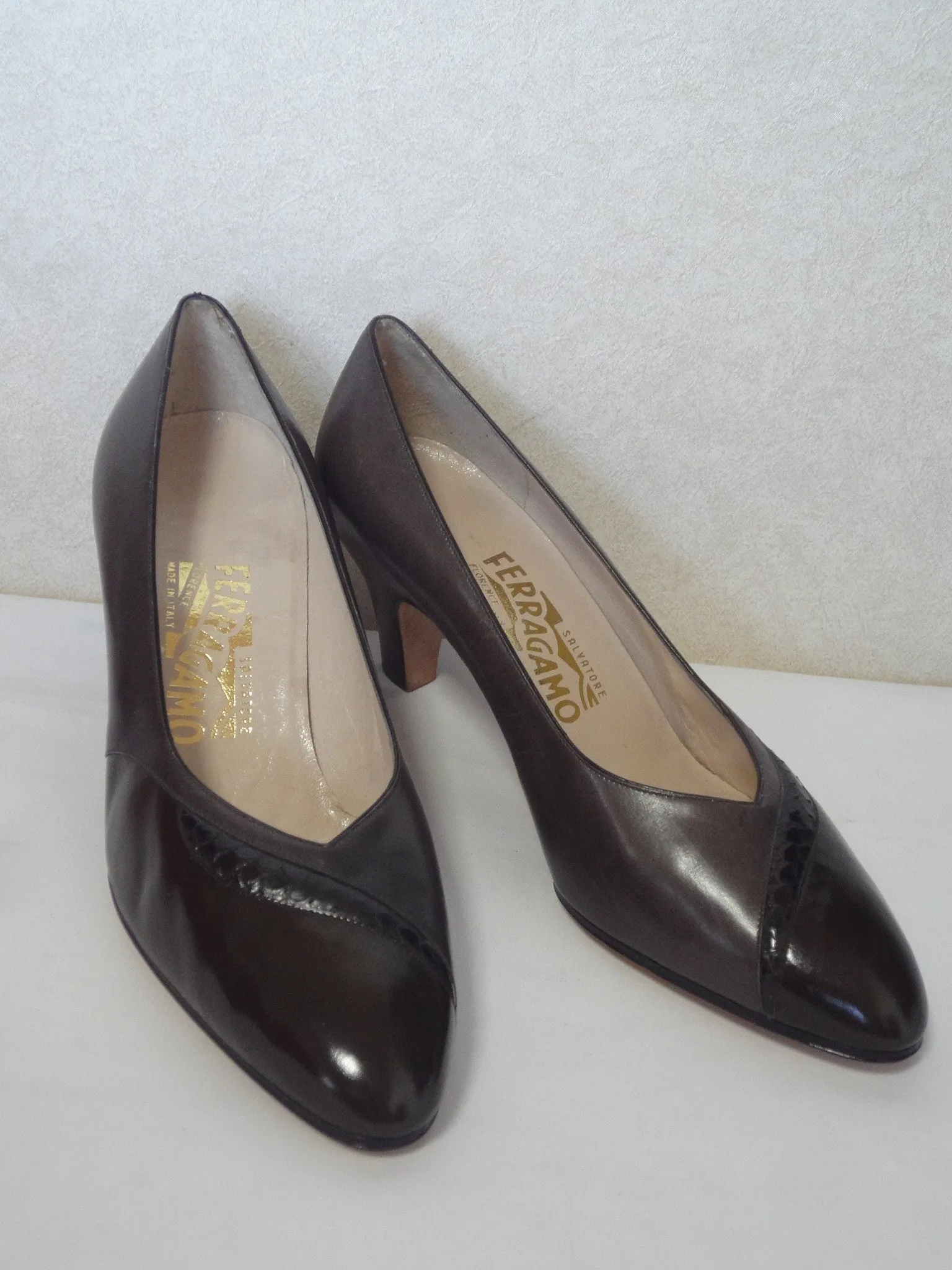 Vintage Salvatore Ferragamo charcoal gray and dark brown leather pumps with snakeskin, classic pointy heel shoes. US 8D