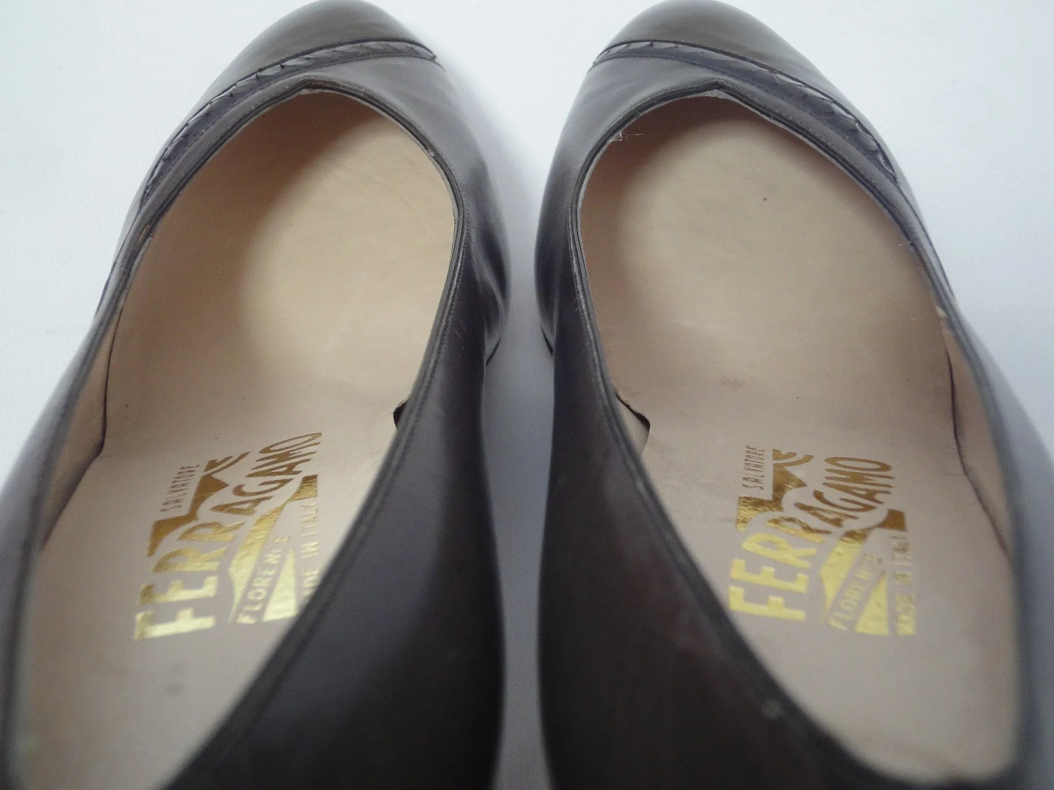 Vintage Salvatore Ferragamo charcoal gray and dark brown leather pumps with snakeskin, classic pointy heel shoes. US 8D