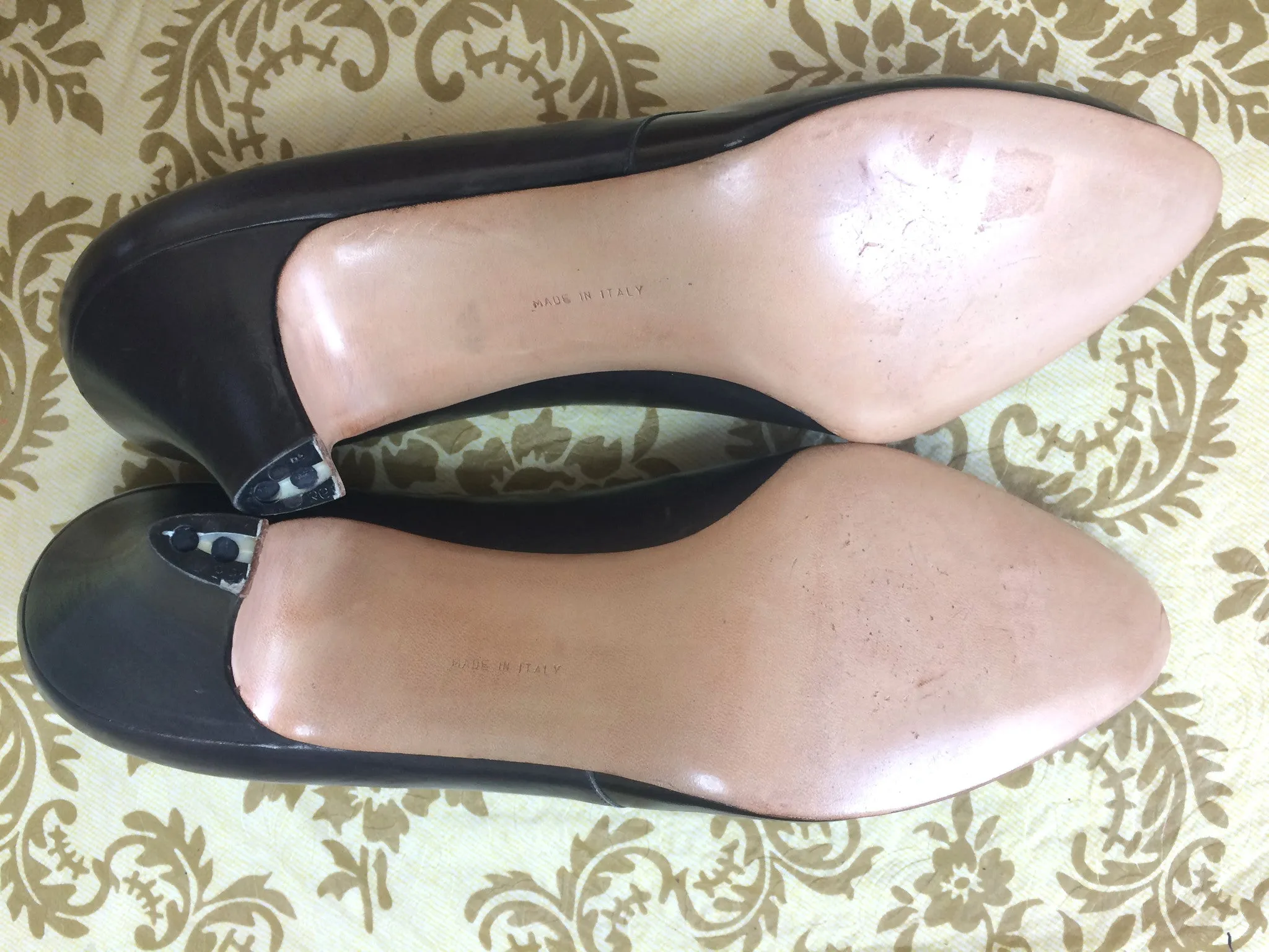 Vintage Salvatore Ferragamo charcoal gray and dark brown leather pumps with snakeskin, classic pointy heel shoes. US 8D