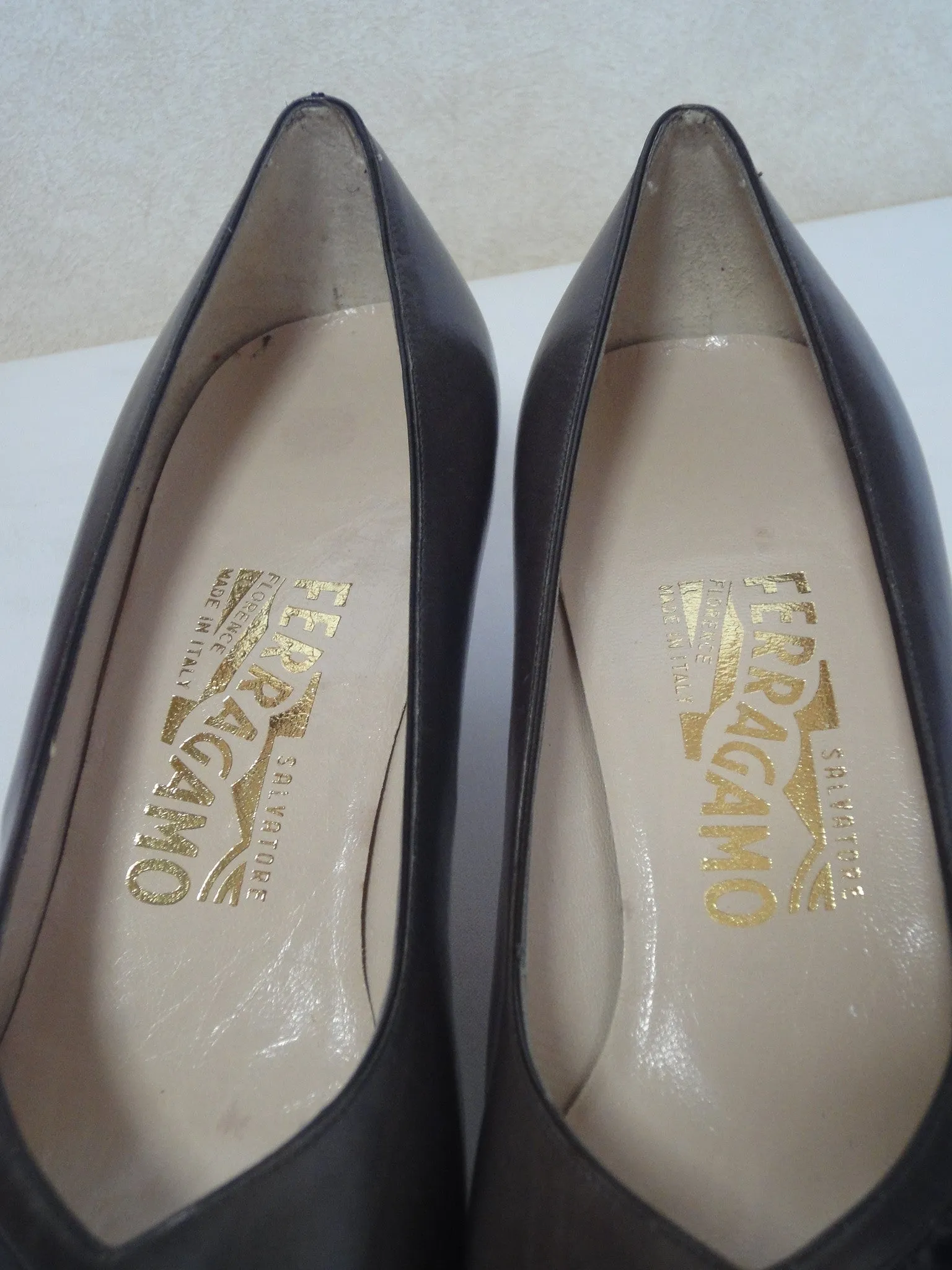 Vintage Salvatore Ferragamo charcoal gray and dark brown leather pumps with snakeskin, classic pointy heel shoes. US 8D