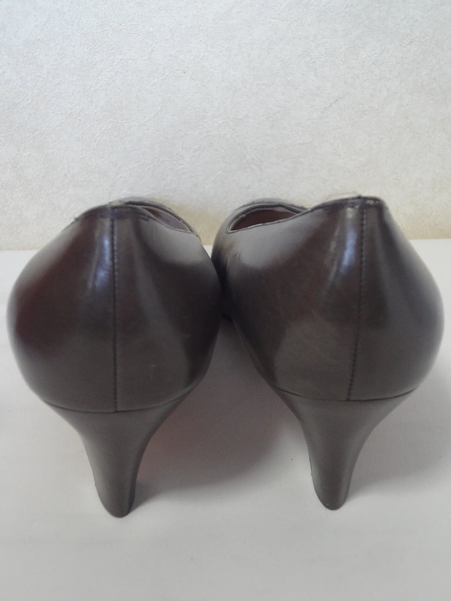 Vintage Salvatore Ferragamo charcoal gray and dark brown leather pumps with snakeskin, classic pointy heel shoes. US 8D