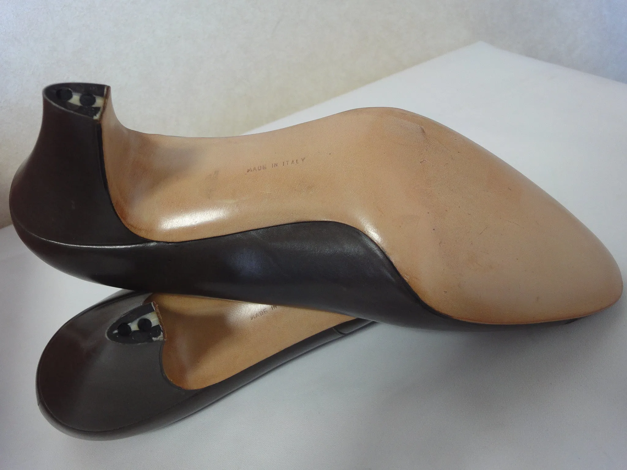 Vintage Salvatore Ferragamo charcoal gray and dark brown leather pumps with snakeskin, classic pointy heel shoes. US 8D