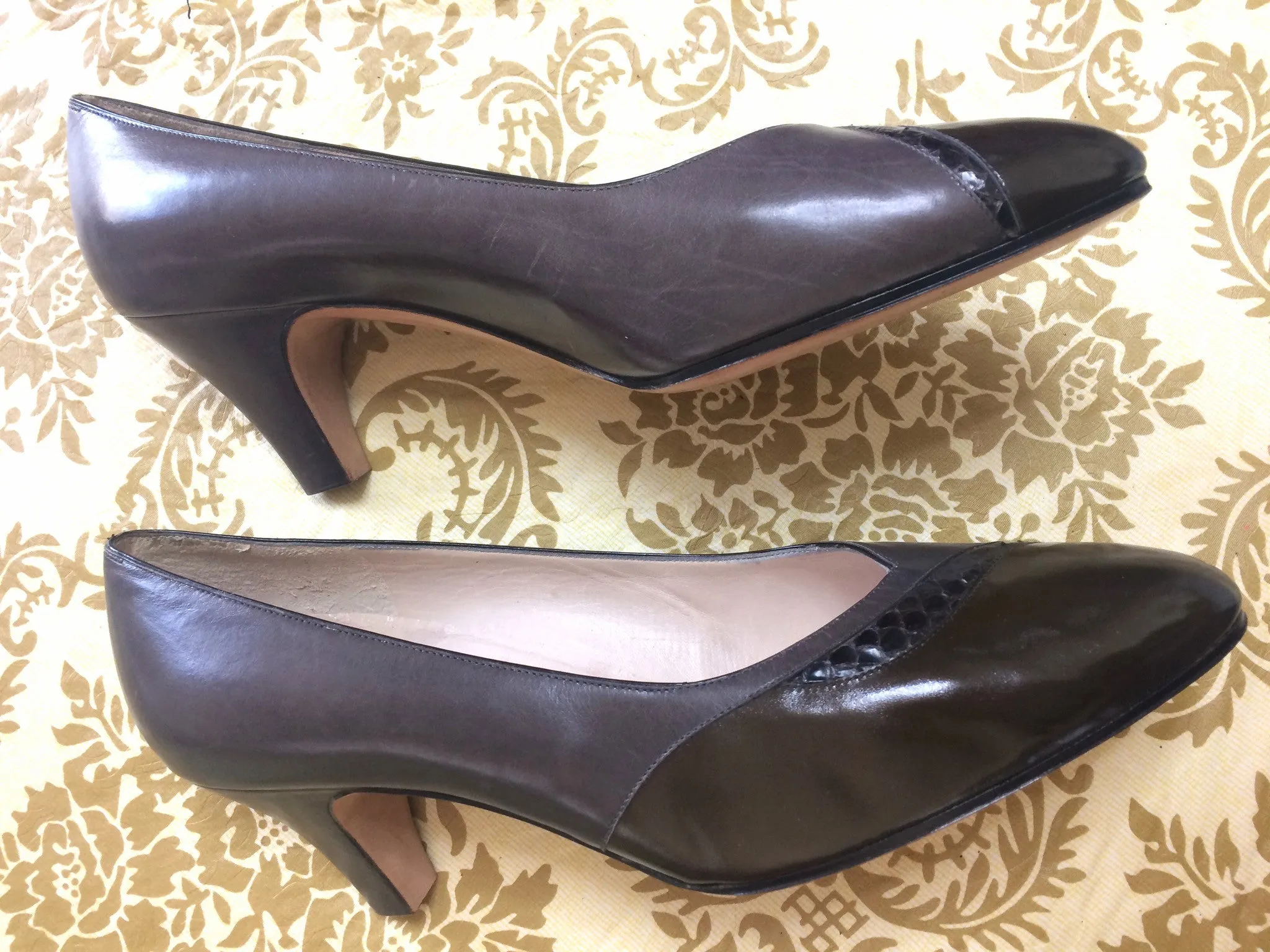 Vintage Salvatore Ferragamo charcoal gray and dark brown leather pumps with snakeskin, classic pointy heel shoes. US 8D