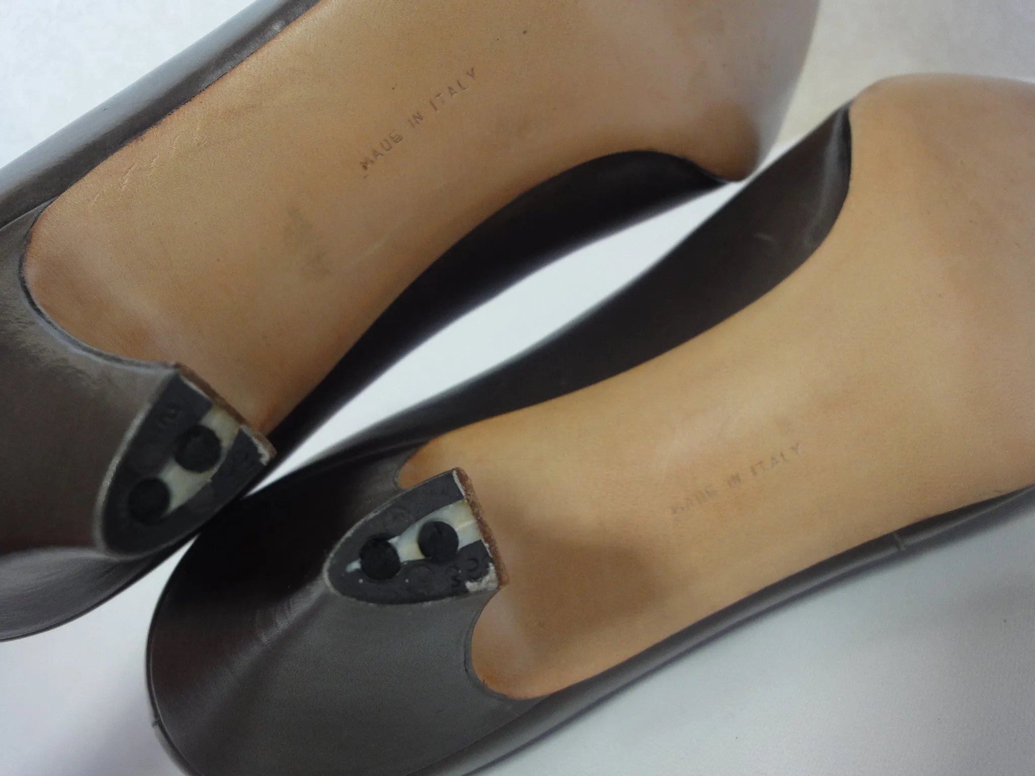 Vintage Salvatore Ferragamo charcoal gray and dark brown leather pumps with snakeskin, classic pointy heel shoes. US 8D