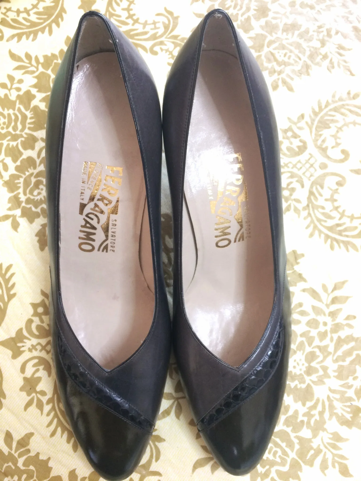 Vintage Salvatore Ferragamo charcoal gray and dark brown leather pumps with snakeskin, classic pointy heel shoes. US 8D