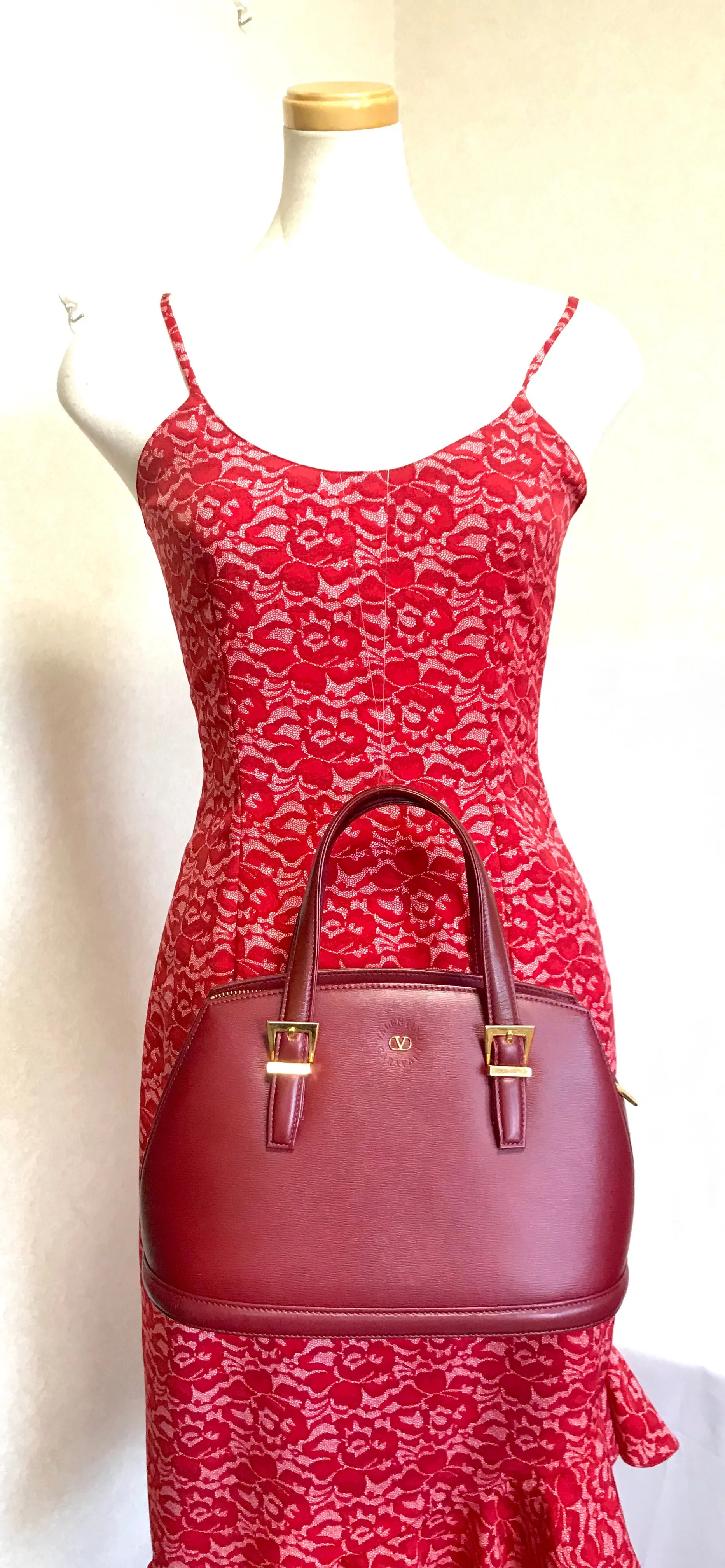 Vintage Valentino Garavani wine leather handbag with golden buckles. Classic Valentino purse for any occasions. 050906f1