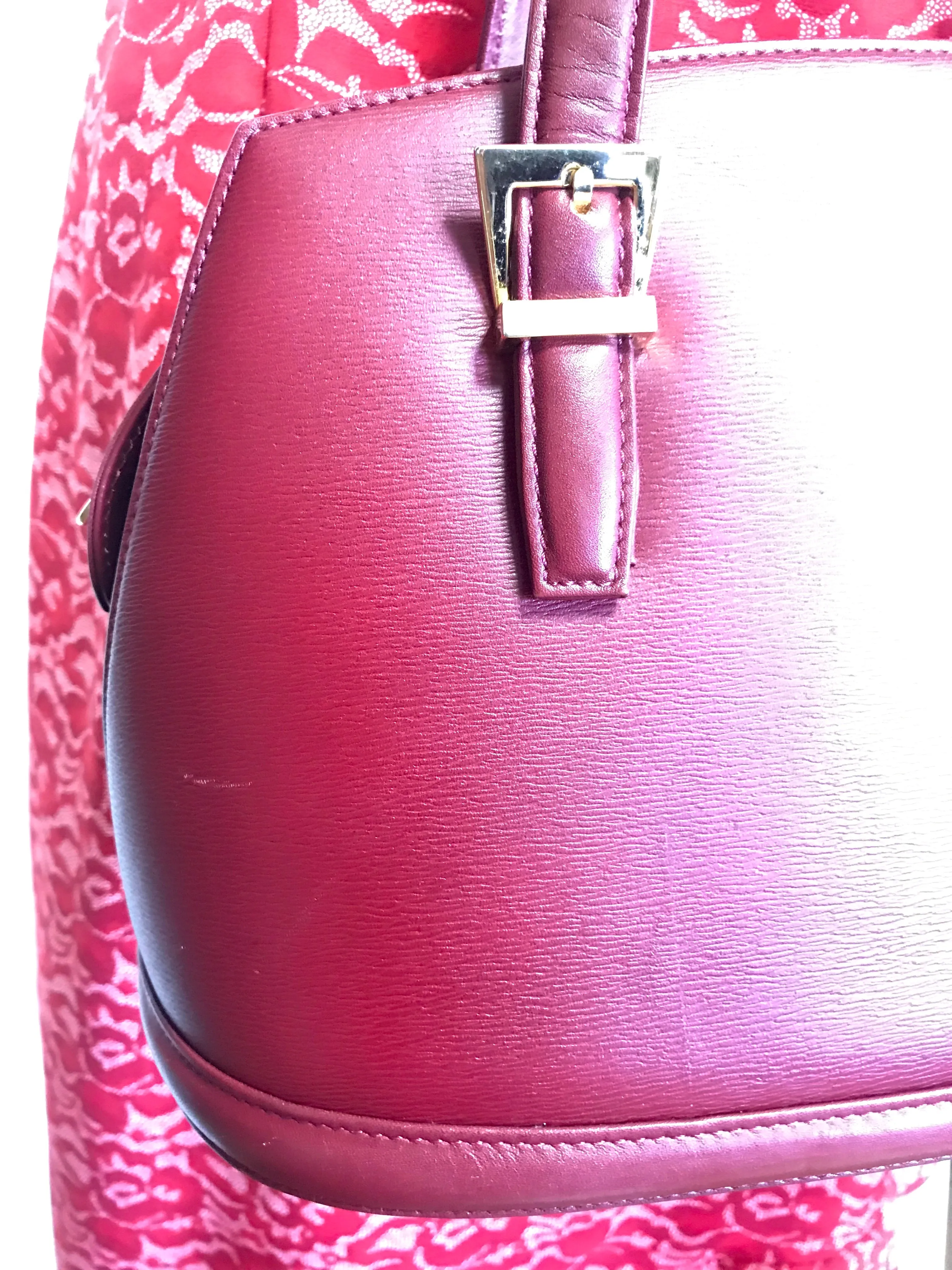 Vintage Valentino Garavani wine leather handbag with golden buckles. Classic Valentino purse for any occasions. 050906f1