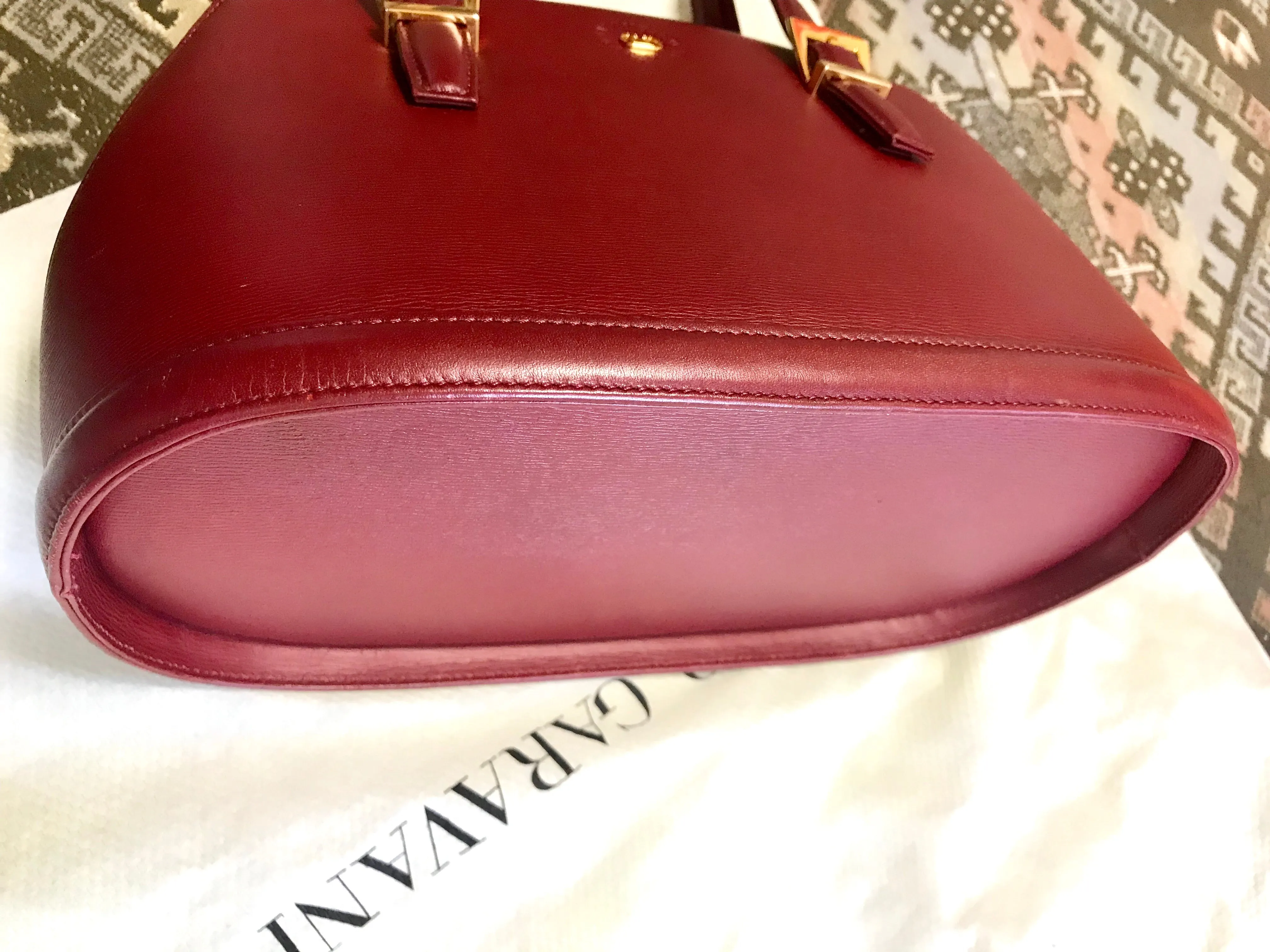 Vintage Valentino Garavani wine leather handbag with golden buckles. Classic Valentino purse for any occasions. 050906f1