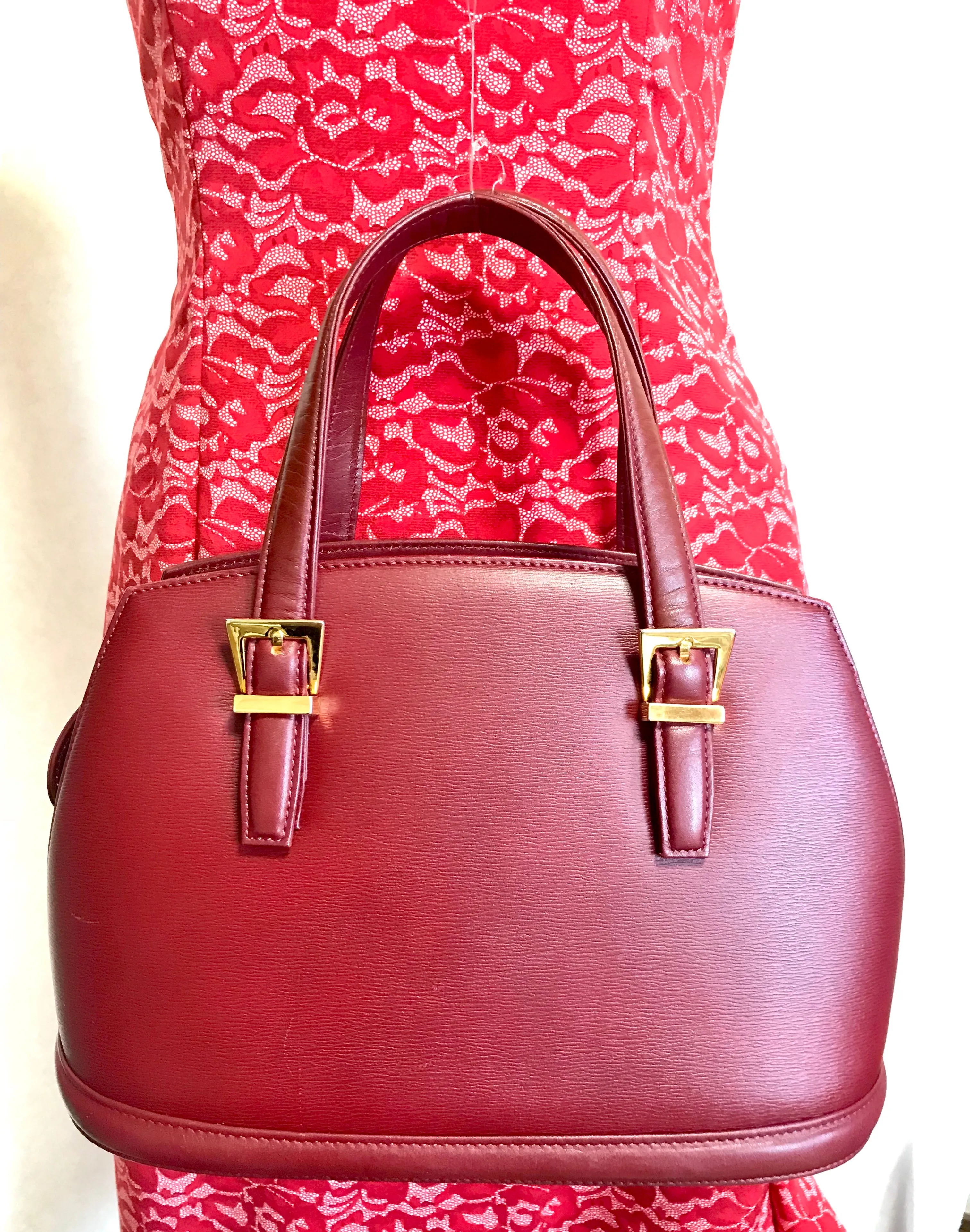 Vintage Valentino Garavani wine leather handbag with golden buckles. Classic Valentino purse for any occasions. 050906f1