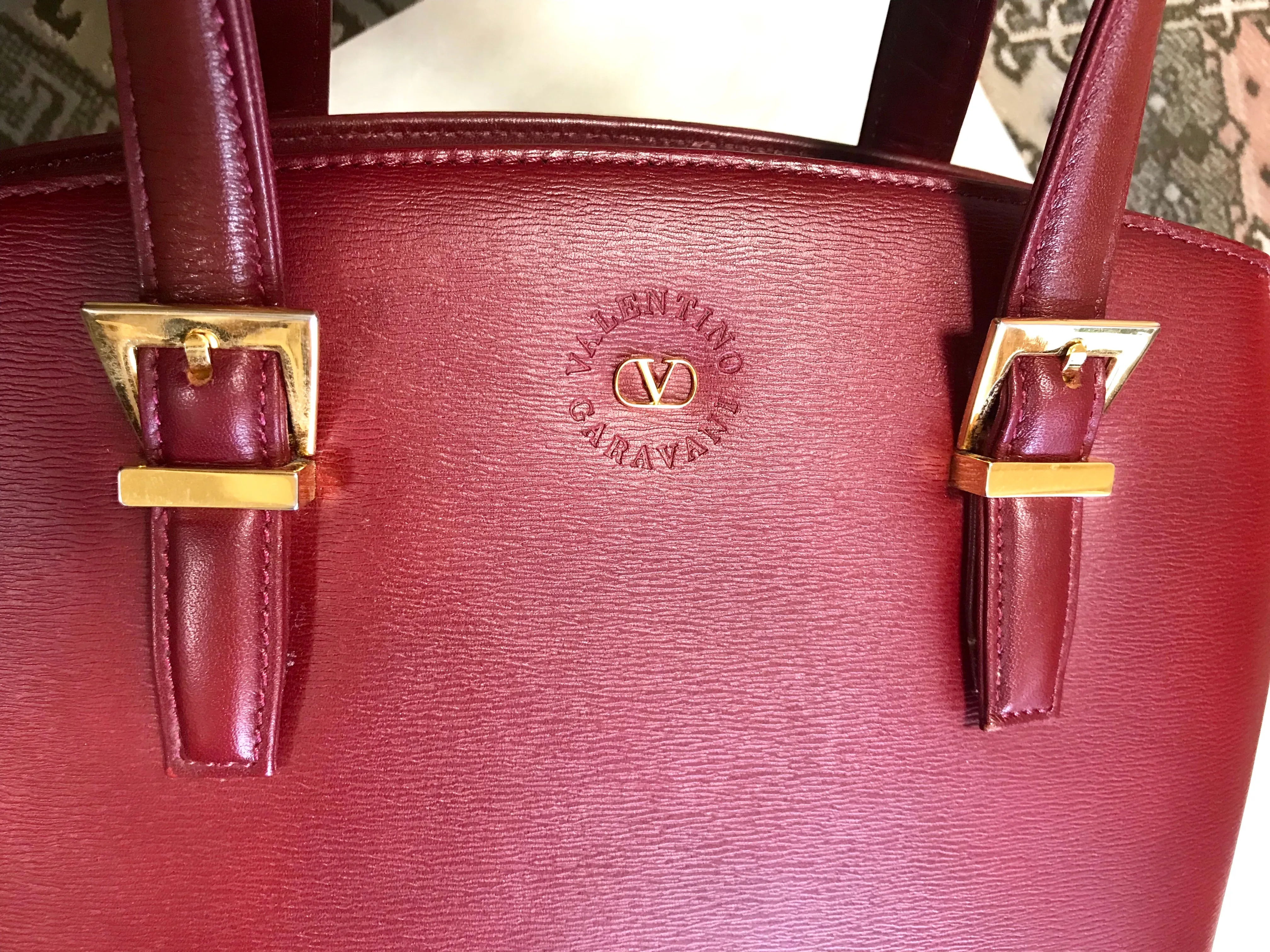 Vintage Valentino Garavani wine leather handbag with golden buckles. Classic Valentino purse for any occasions. 050906f1