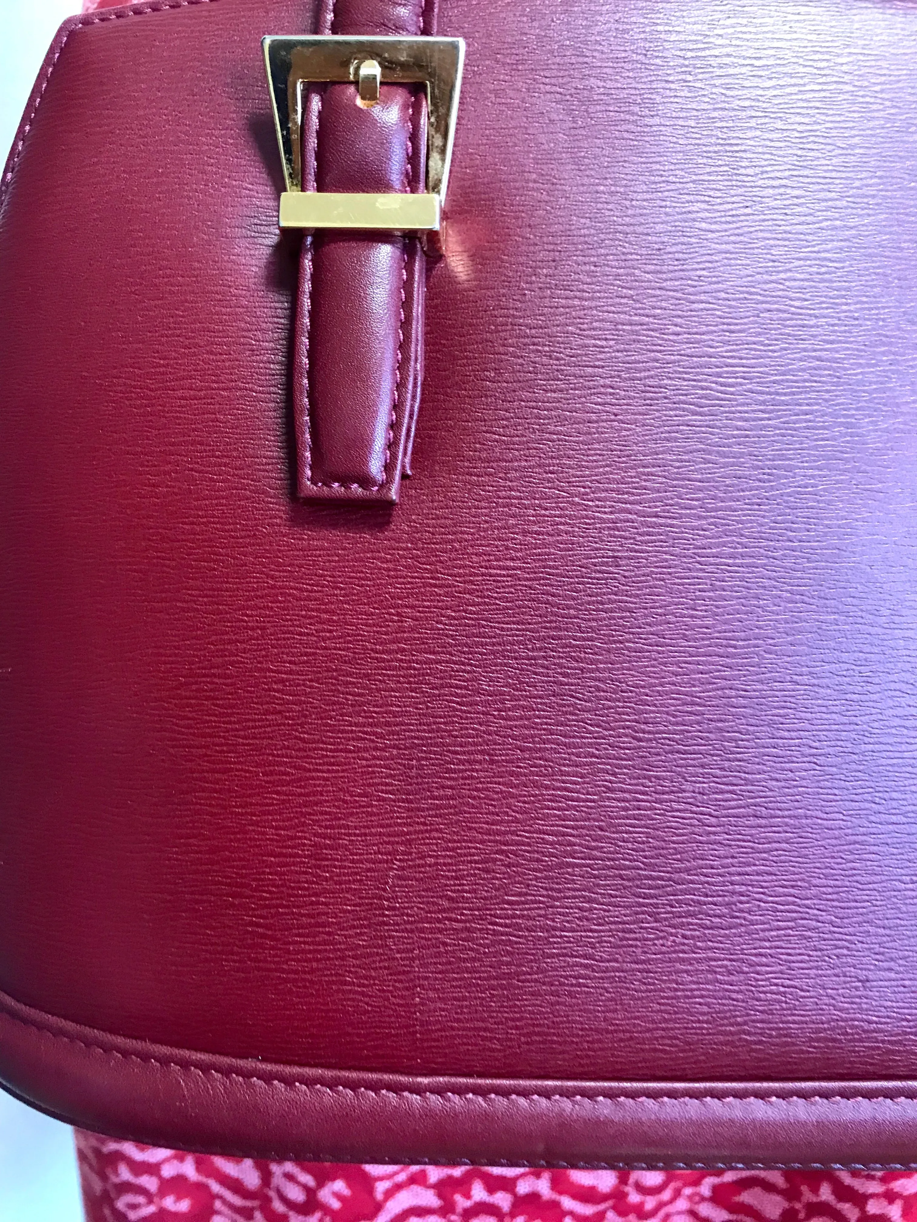 Vintage Valentino Garavani wine leather handbag with golden buckles. Classic Valentino purse for any occasions. 050906f1