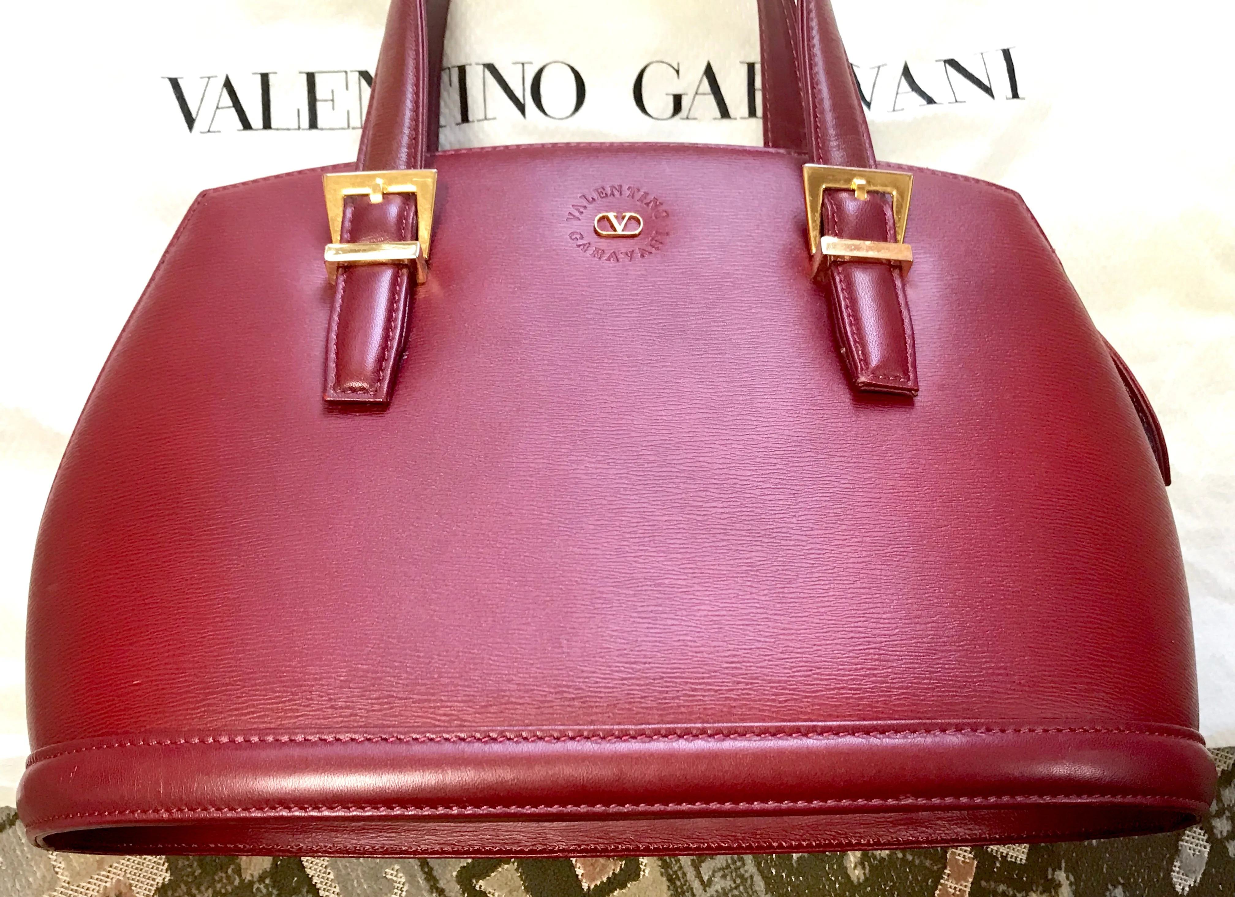 Vintage Valentino Garavani wine leather handbag with golden buckles. Classic Valentino purse for any occasions. 050906f1