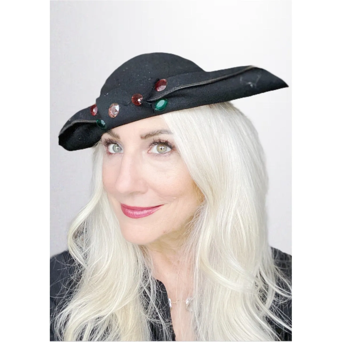 Vtg 1930s Lazarus Semi-Cloche Black Red Green Jewels Guernsey Pie